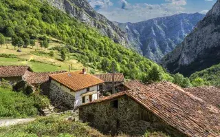 El concejo de Ponga fue declarado Parque Natural con el fin de preservar sus pueblos, sus bosques, sus ríos y sus montañas.