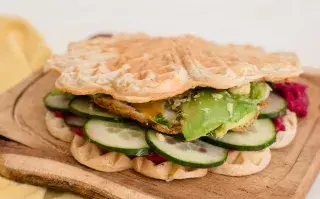 Waffles salados tipo sándwich con pepino, mayonesa de remolacha, palta, queso de máquina y huevo