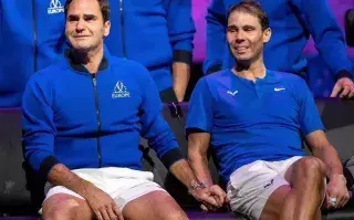 Federer y Nadal llorando de la mano en la despedida del tenista