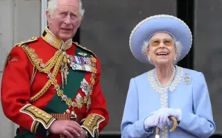 La Reina Isabel junto a su hijo Carlos