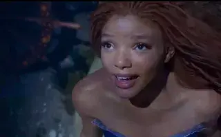 “La Sirenita” live action: así es la muñeca que ya está a la preventa uno de los requisitos del peinado era que debía mantener las rastas de la actriz, como parte de su herencia negra.