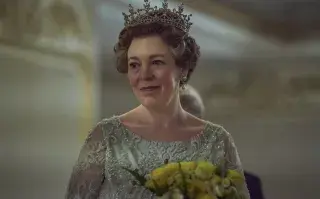 Olivia Colman como la Reina Elizabeth II en The Crown.