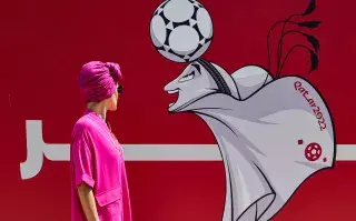 Una mujer mira la mascota de la Copa Mundial de la FIFA Qatar 2022 en Doha.