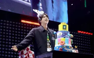 Kim Seok-jin, más conocido como Jin, es uno de los miembros del exitoso grupo BTS.