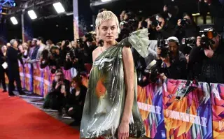 Emma Corrin en la red carpet del British Film Institute London Film Festival