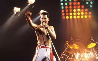 Freddie Mercury cantando durante el show.