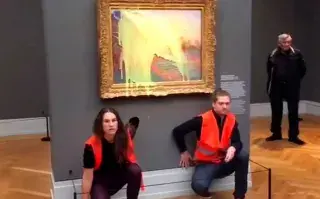 Ambientalistas tiraron puré de papas sobre una obra de Monet.