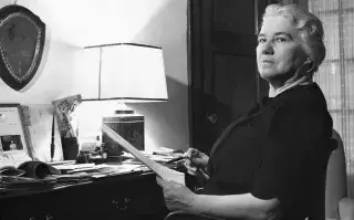 Elizabeth Kenny fue una enfermera australiana que desarrolló un tratamiento alternativo para la poliomielitis