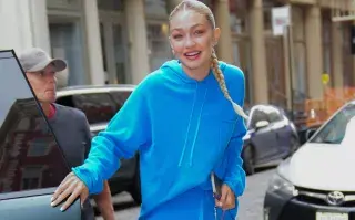 Gigi Hadid y sus zapatillas adidas x Gucci.
