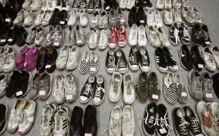 Las pertenencias de las víctimas de la estampida mortal de la celebración de Halloween se muestran en un gimnasio el 1 de noviembre de 2022 en Seúl, Corea del Sur.