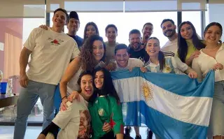 Hinchada mixta de amigos para el partido Argentina-México