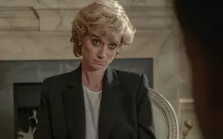 Elizabeth Debicki como Lady Di en The Crown.