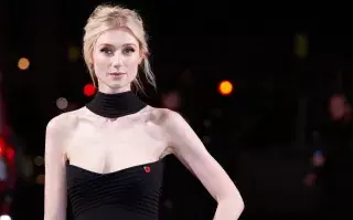 Elizabeth Debicki lució un diseño de Dior que nos recordó el famoso vestido de la venganza.