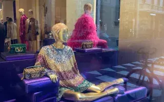 Brillos en la vidriera de Valentino en Via Montenapoleone