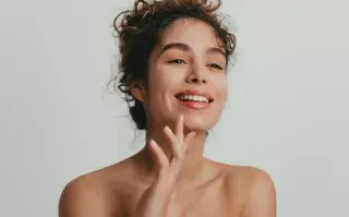 Lanzamientos: novedades de belleza de este mes Mujer haciendose su rutina de belleza
