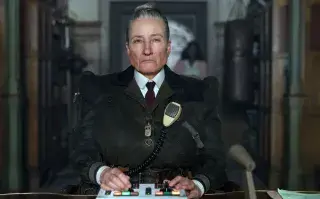Emma Thompson irreconocible como la antagonista de Matilda.   