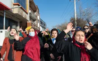 Las mujeres afganas protestan en las calles de Kabul en contra de la decisión que prohíbe su acceso a la educación.