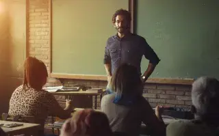 Juan Minujín es el protagonista de El suplente.