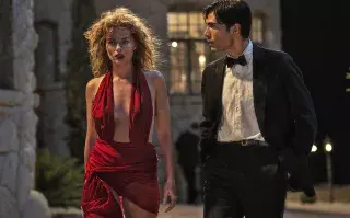 Margot Robbie y Diego Calva en una escena de Babylon.
