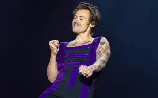 Harry Styles: sufrió un pequeño accidente en el escenario y las redes explotaron El pequeño accidente de vestuario de Harry Style durante su show en California.