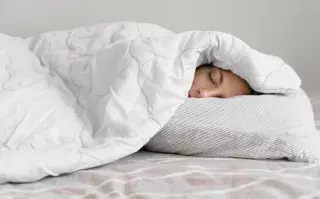 Qué alimentos pueden ayudarte a dormir mejor.