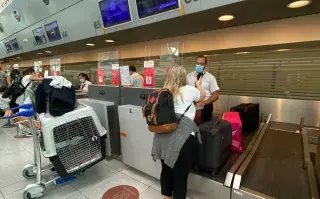 Karen, en el momento en que embarcaba con destino a Madrid.