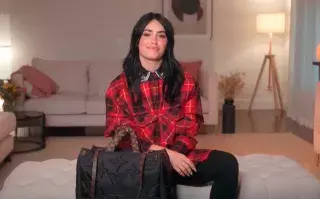 Lali Espósito sorprendió con el curioso objeto que lleva en su cartera.