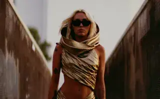 Miley Cyrus en el video de "Flowers"