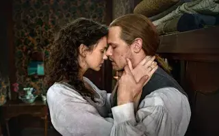 Caitriona Balfe y Sam Heughan en las fotos promocionales de Outlander.