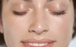 Piel grasa: esta es la mejor rutina para cuidarla en verano Cuáles son los cuidados para la piel grasa durante el verano.