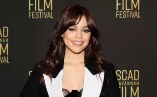 Jenna Ortega lució un elegante vestido en el desfile de Yves Saint Laurent.