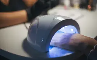 Los dispositivos de secado de esmalte de uñas pueden ser aún más peligrosos que las camas bronceadoras.