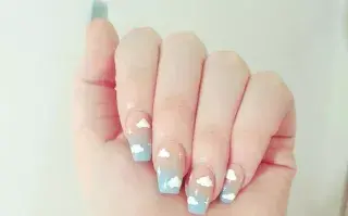 Mirá estos diseños de sky nails para inspirarte.