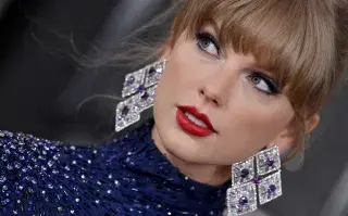 Taylor Swift durante la red carpet de los Premios Grammys.