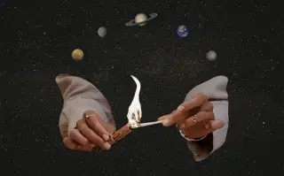 Unas manos encendiendo un sahumo, rodeadas de planetas.
