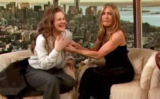 Drew Barrymore, junto a Jennifer Aniston en TV, en medio de un sofoco.