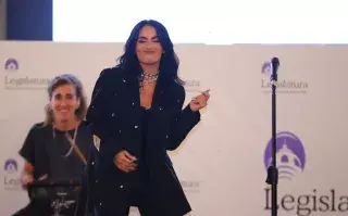 Después de ser distinguida, la cantante interpretó dos canciones en la Legislatura.