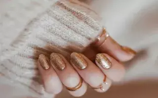 5 diseños de uñas doradas súper fáciles y prácticos.