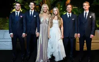 Taína junto a su mamá, papá y hermanos.