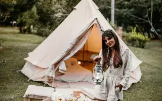 Glamping: la influencer que dejó todo para recorrer el mundo en carpas de lujo Drea León era bloguera de moda y dejó el mundo fashion para recorrer el mundo en glampling.