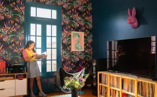 Un empapelado de la artista inglesa Kitty McCall es el gran protagonista del living, escoltado por una pared a tono. Sobre el empapelado, una serigrafía de Irina Douer.