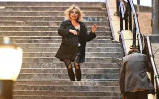 Lady Gaga en las icónicas escaleras de Joker.