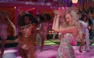 Margot Robbie da vida a Barbie en la nueva película de Warner.