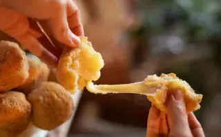 Bombas de papa: este es el secreto para que te salgan perfectas Paso a paso para hacer las bombas de papa rellenas.