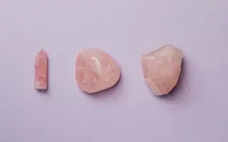 Ritual de luna de sangre y cuarzo rosa.