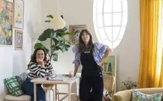 Para el living circular, eligieron un sillón curvo (Estée Deco) y almohadones con estampas de diseño propio. El puf también tiene su huella.