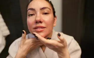 Yoga facial: una rutina de 4 pasos para hacer a la mañana.