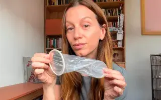 Cecilia Ce muestra el preservativo vaginal.