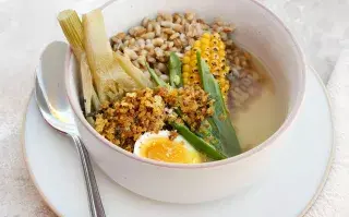 Sopa de vegetales, con cebada y huevo