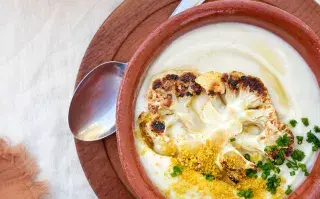 Sopa de coliflor y almendras.